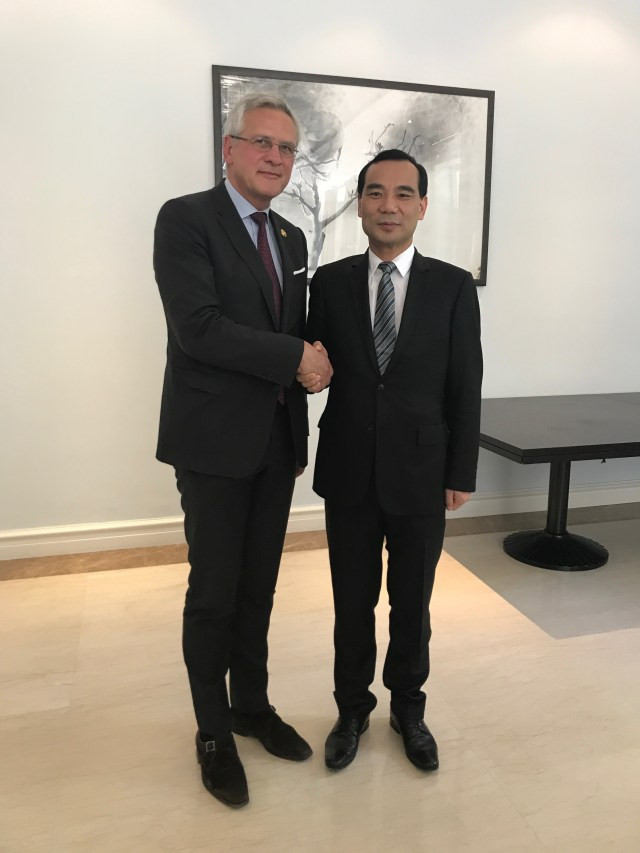 Ngô Tiểu Huy có mối quan hệ chặt chẽ với nhiều chính khách nước ngoài. Trong ảnh ông chụp cùng với Phó Thủ tướng Bỉ tại một cuộc hội thảo