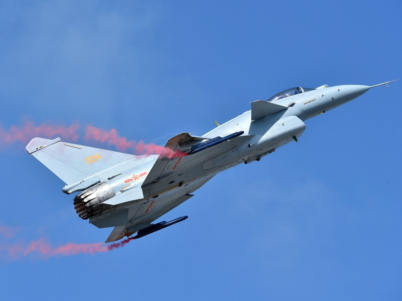 Máy bay chiến đấu J-10 bay tập Máy bay chiến đấu J-10 bay tập