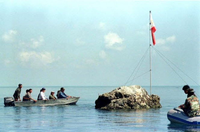 Cờ Philippines được cắm trên bãi cạn Scarborough, nhưng hiện nay bãi này đã bị Trung Quốc kiểm soát trên thực tế