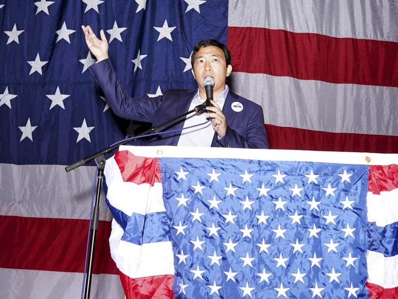 Ông Dương An Trạch diễn thuyết tại một đại hội của Đảng Dân chủ Ông Dương An Trạch diễn thuyết tại một đại hội của Đảng Dân chủ