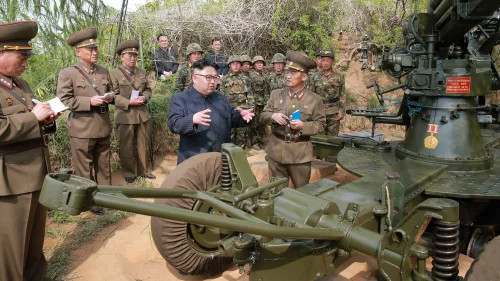 Ông Kim Jong Un thăm một trận địa pháo binh của quân đội Triều Tiên Ông Kim Jong Un thăm một trận địa pháo binh của quân đội Triều Tiên