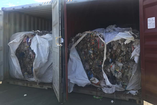 Những container rác cúa Canada vứt lăn lóc, đang dần phân hủy tại các bến cảng Philippines