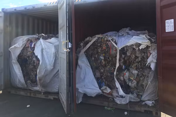 Những container rác cúa Canada vứt lăn lóc, đang dần phân hủy tại các bến cảng Philippines