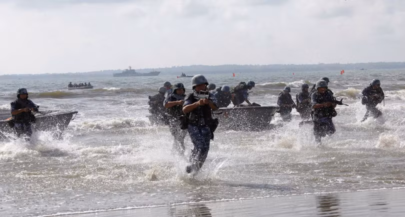 Huấn luyện đổ bộ đánh chiếm đảo.