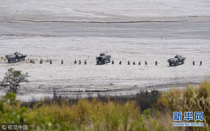 Binh sĩ hai bên phối hợp diễn tập đổ bộ chiếm đảo