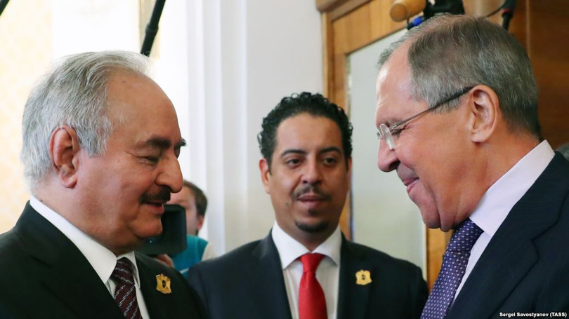 Ông Khalifa Haftar (trái) và Ngoại trưởng Nga Sergey Lavrov (phải)