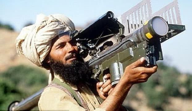 Tên lửa phòng không tầm thấp Stinger trong tay lính Taliban