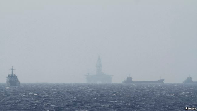 Giàn khoan 981 vào khoan thăm dò trái phép trên thềm lục địa Việt Nam ở Nam Tri Tôn tháng 5.2014 Giàn khoan 981 vào khoan thăm dò trái phép trên thềm lục địa Việt Nam ở Nam Tri Tôn tháng 5.2014