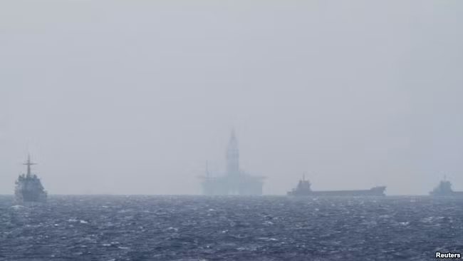 Giàn khoan 981 vào khoan thăm dò trái phép trên thềm lục địa Việt Nam ở Nam Tri Tôn tháng 5.2014