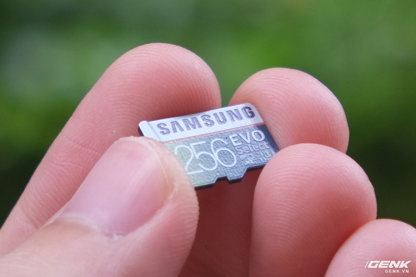 Lớp sơn sần sùi được phủ lên bề mặt thẻ nhớ.