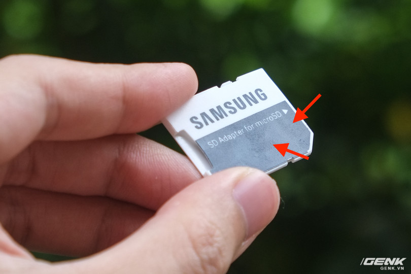 Chiếc áo thẻ nhớ tặng kèm cũng được sơn nham nhở với mức độ đậm nhạt khác nhau.