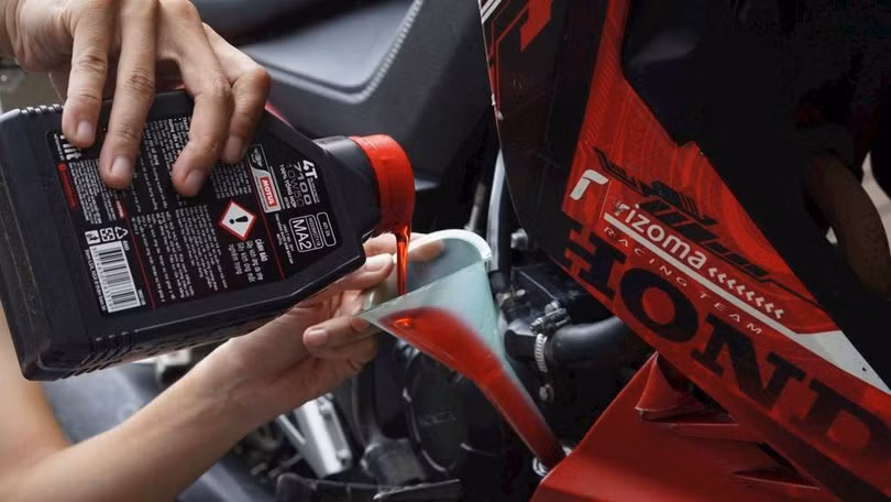 Bảo dưỡng, đi kèm thay dầu là những việc nên duy trì định kỳ nếu muốn xe máy hoạt động trơn tru