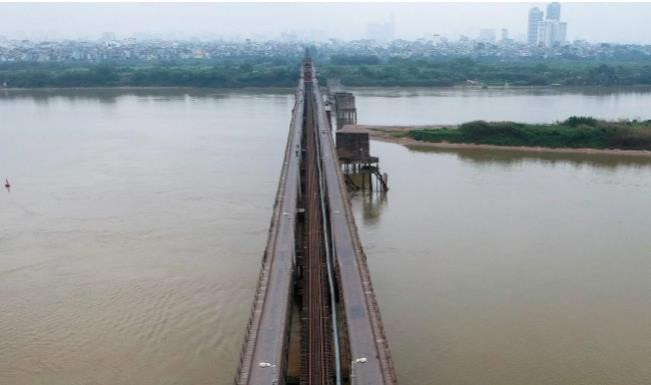 Cầu Long Biên vắng vẻ trong những ngày Việt Nam cách ly xã hội