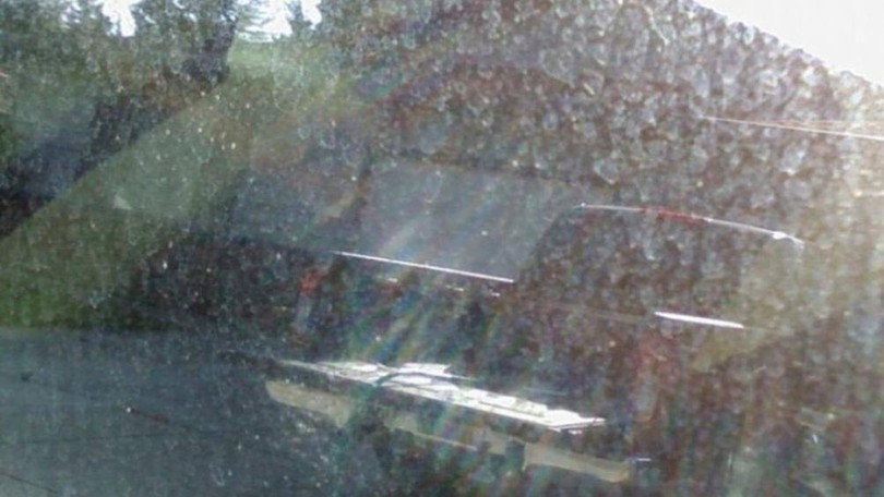 Hiện tượng ố mốc kính xe là nguyên nhân cản trở tầm nhìn của lái xe khi lưu thông trên đường