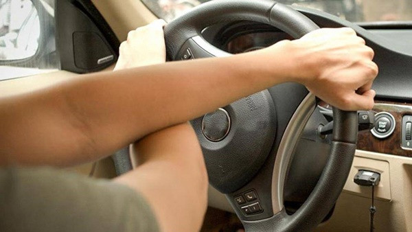 Khi tay ở trạng thái bắt chéo sẽ khiến tài xế dễ kéo vô lăng ở hướng xe muốn rẽ, tài xế có thể đánh lái được một góc lớn chỉ trong thời gian ngắn.