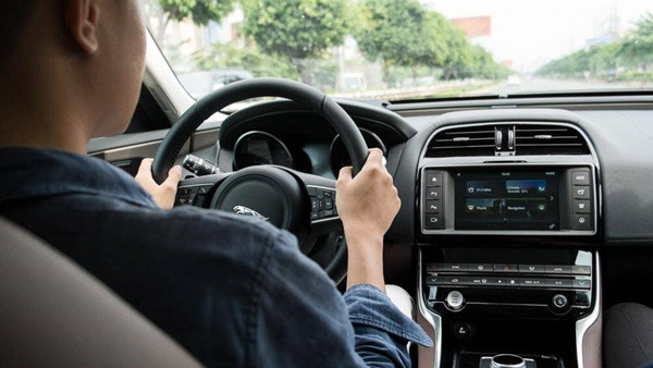 Vị trí tay trái người lái nằm trong khoảng từ 7 – 9 giờ và tay phải ở khoảng 5 – 3 giờ, tài xế sẽ lái xe đạt hiệu quả tốt nhất.