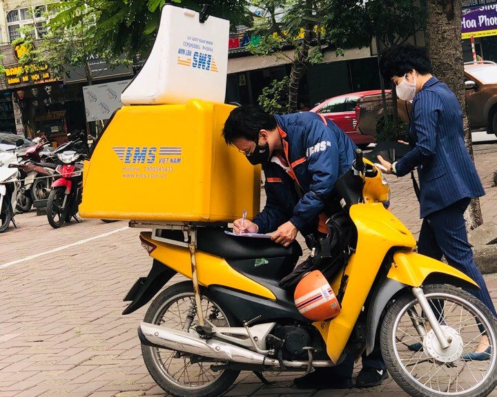 Bưu tá vẫn hiện diện trên mọi nẻo đường để giúp người dân yên tâm 