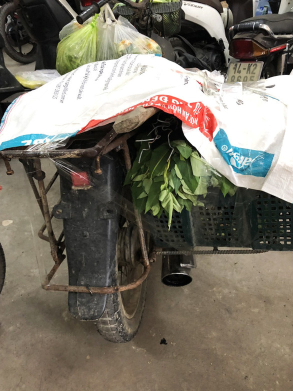 Xe của chị Chinh dùng để bán hàng rong tại khu vực phường Bãi Cháy, TP Hạ Long bị tạm giữ. Ảnh: Tuổi Trẻ