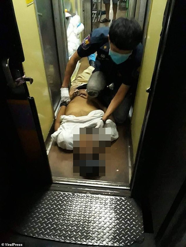 ... và gục chết ngay trước cửa toilet ... và gục chết ngay trước cửa toilet