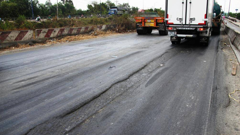 Nếu chạy ở tốc độ cao qua những đoạn đường như thế này sẽ rất dễ bị mất lái