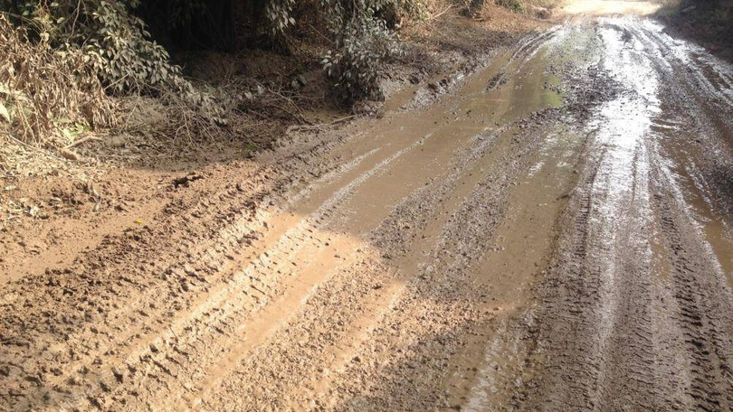 Mặc dù đơn giản nhưng lái xe trên những đoạn đường đất dài cũng có nhưng nguy hiểm