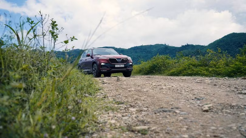 Tốc độ chậm giúp lái xe có thể điều khiển xe đúng hướng và giảm thiệt hại khi gầm xe va vào đá