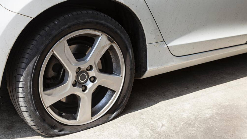 Khi bị nổ lốp bất ngờ ở tốc độ cao, trọng tâm của xe sẽ dồn vào lốp bị nổ, rất dễ gây trượt bánh, xoay ngang và lật xe