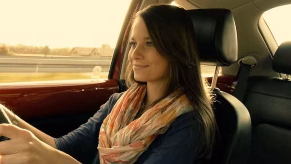 Vị trí ngồi lý tưởng khi lái xe là ghế được đặt hơi ngửa ra, chân thoải mái di chuyển ở các bàn đạp và khoảng cách giữa vô lăng và ngực người lái là 25cm.