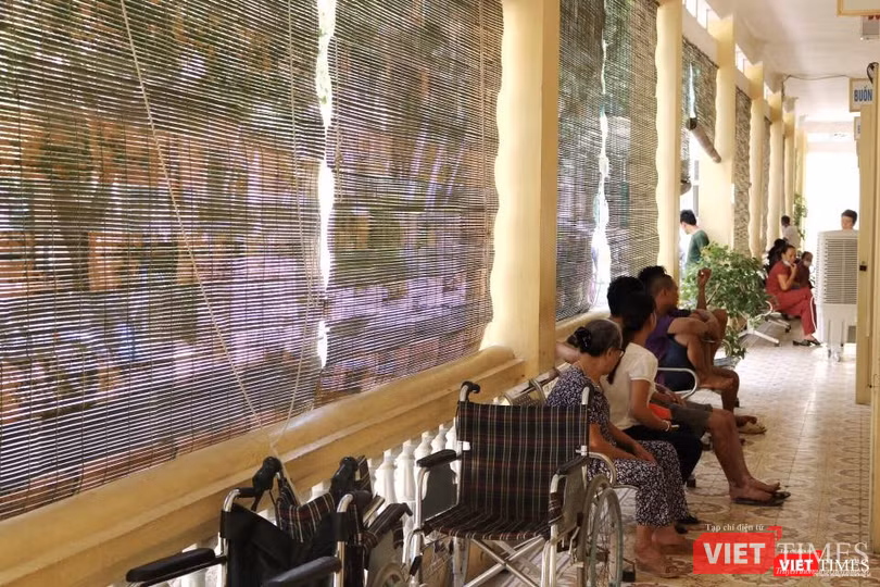 BV Phổi Trung ương tăng cường mành che, quạt để phục vụ bệnh nhân 