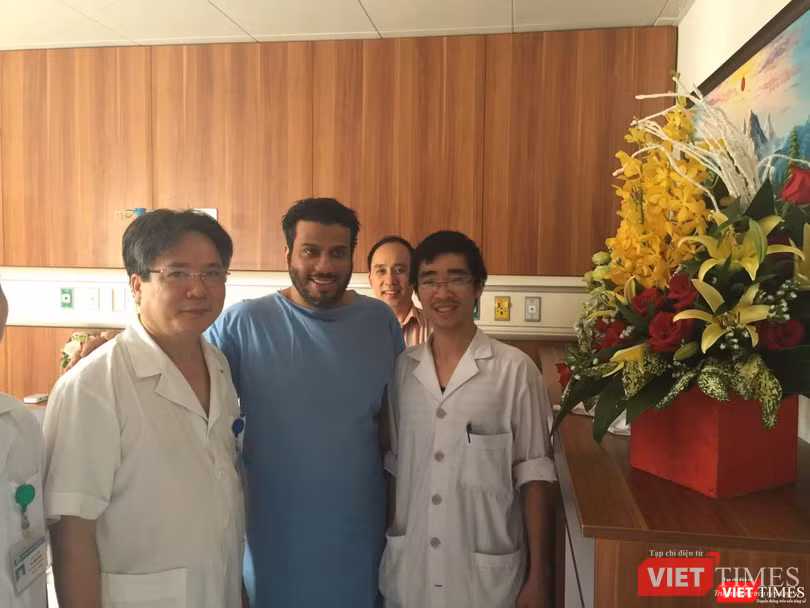 Bệnh nhân người nước ngoài được điều trị khỏi, trước khi ra viện đã tặng hoa cảm ơn các bác sĩ Bệnh nhân người nước ngoài được điều trị khỏi, trước khi ra viện đã tặng hoa cảm ơn các bác sĩ