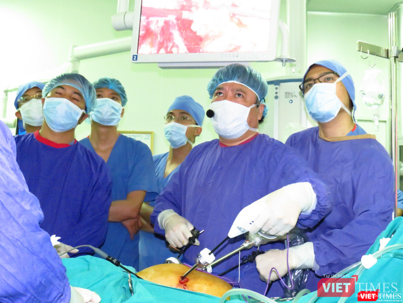 GS. Trần Bình Giang mổ nội soi cắt dạ dày giảm béo cho bệnh nhân người Đức