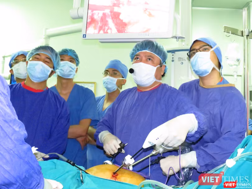 GS. Trần Bình Giang mổ nội soi cắt dạ dày giảm béo cho bệnh nhân người Đức GS. Trần Bình Giang mổ nội soi cắt dạ dày giảm béo cho bệnh nhân người Đức