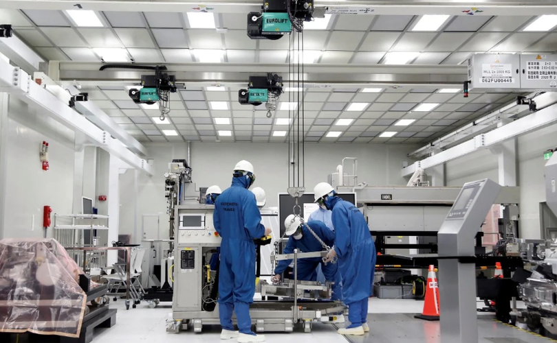 Các học viên đang học cách chế tạo và vận hành máy EUV (quang khắc cực tím) tại một trung tâm đào tạo của ASML Holding ở Đài Loan. (Ảnh: Reuter) Ảnh: Reuters