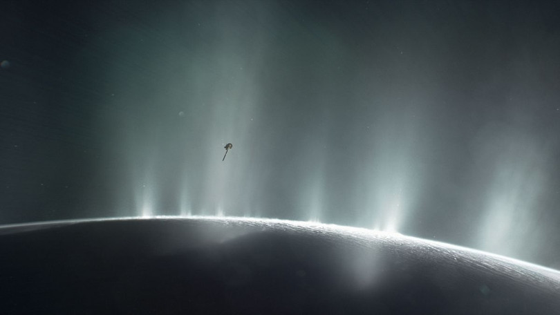 Các chùm hơi nước phun ra từ cực Nam của Enceladus được phát hiện từ năm 2005. (Ảnh: CNN) Ảnh: CNN