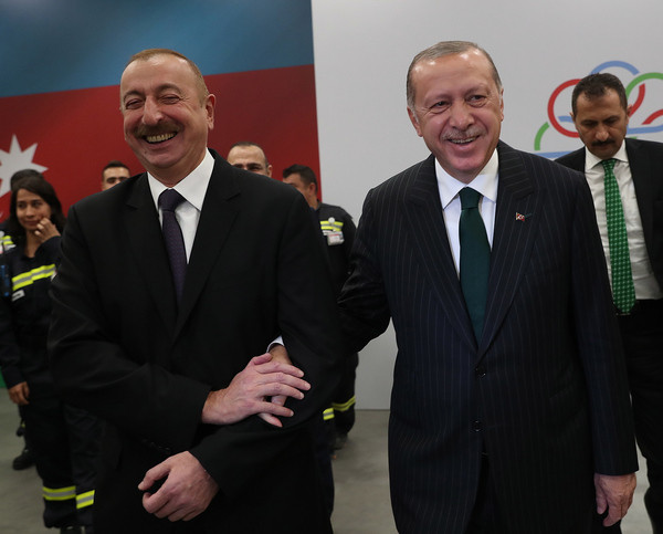 Tổng thống Azerbaijan Aliyev (trái) và Tổng thống Thổ Nhĩ Kỳ Erdogan - hình ảnh cho thấy mối quan hệ giữa hai nước hiện nay (Ảnh: Sohu).