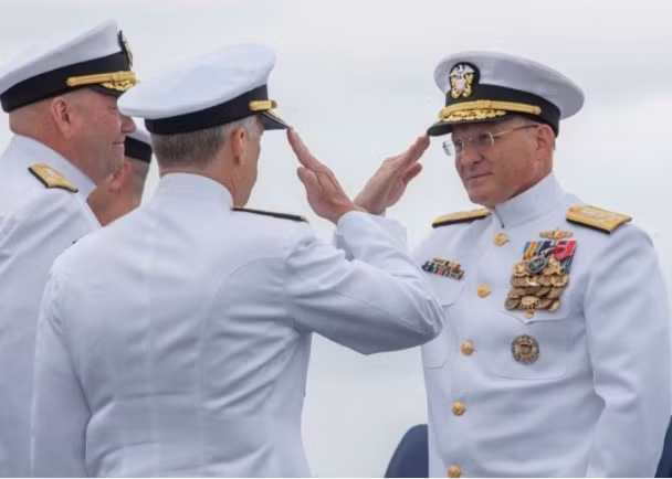 Đô đốc Michael Gilday (phải): “Trung Quốc là mối đe dọa chiến lược số một đối với Mỹ” (Ảnh: Dongfang).