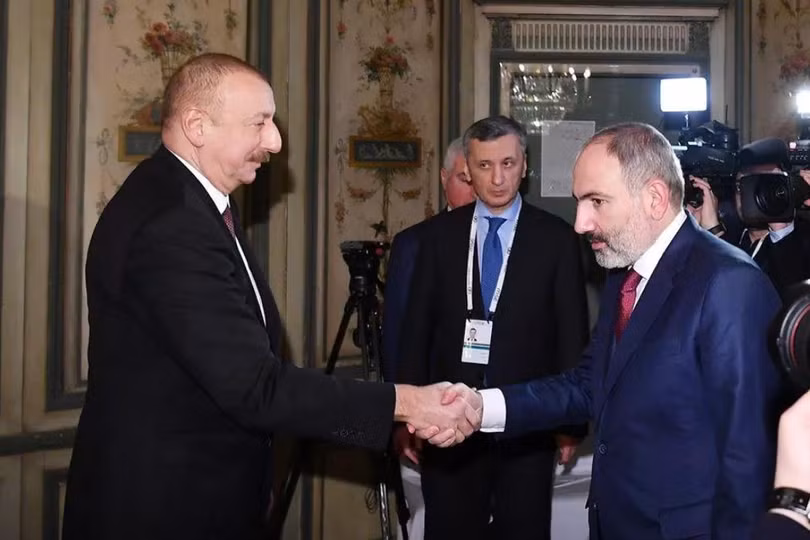 Tổng thống Azerbaijan Aliyev (trái) và Thủ tướng Armenia Pashinyan trong một lần gặp gỡ nhau trước đây (Ảnh: Sohu).