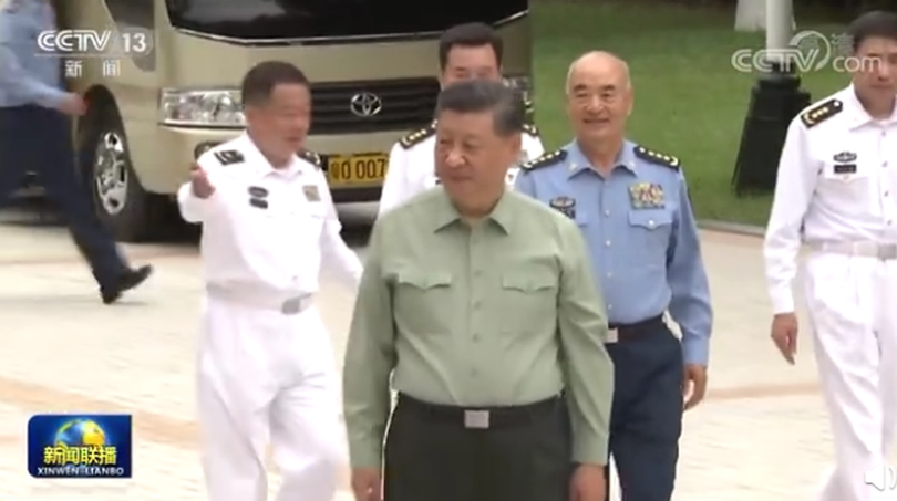 Ông Tập Cận Bình tới kiểm tra Bộ Tư lệnh Lính thủy đánh bộ Trung Quốc ở Triều Châu, cùng đi có Hứa Kỳ Lượng (đi sau ông Tập) (Ảnh: CCTV).