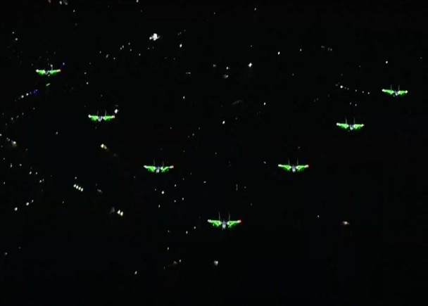 Các máy bay gắn đèn LED bay qua quảng trường (Ảnh Dongfang). Các máy bay gắn đèn LED bay qua quảng trường (Ảnh Dongfang).