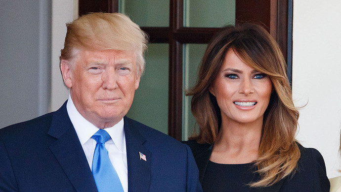 Ông Trump và vợ phải cách ly vào thời điểm cuộc tranh cử đang diễn ra gay cấn (Ảnh: Shangbao).