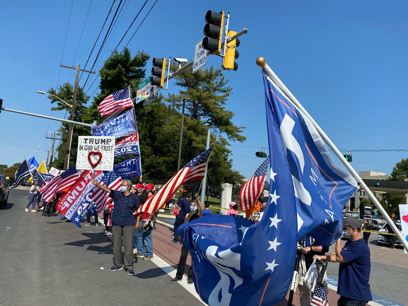 Đám đông những người biểu tình ủng hộ ông Trump trước cửa Trung tâm Quân y quốc gia (Ảnh: Twitter). Đám đông những người biểu tình ủng hộ ông Trump trước cửa Trung tâm Quân y quốc gia (Ảnh: Twitter).