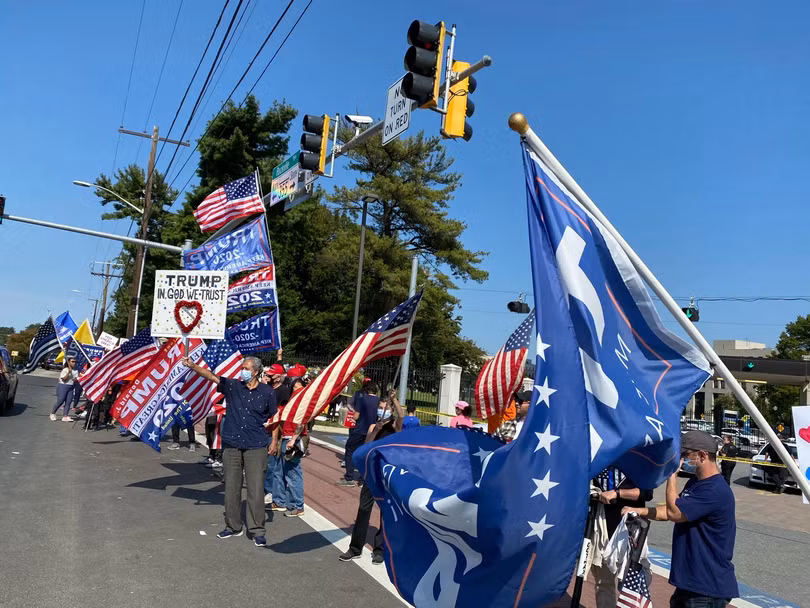 Đám đông những người biểu tình ủng hộ ông Trump trước cửa Trung tâm Quân y quốc gia (Ảnh: Twitter).