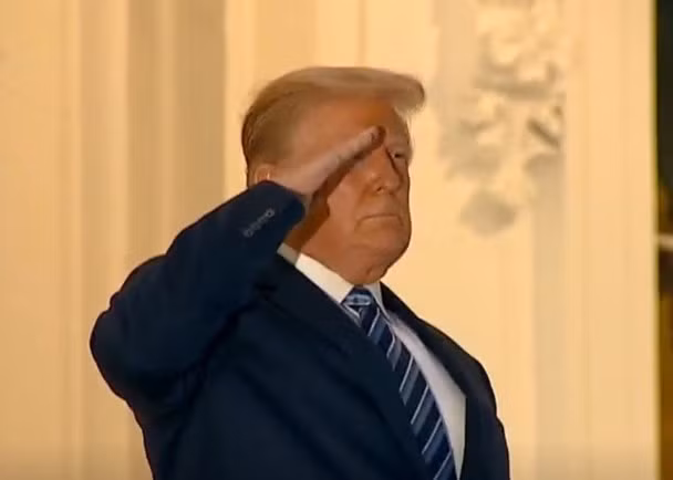 Ông Trump chào tạm biệt những nhân viên công tác trên chiếc trực thăng trước khi vào Nhà Trắng (Ảnh: Đông Phương).