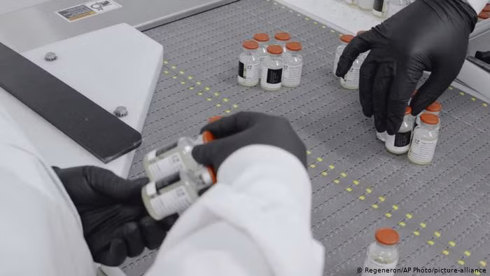 Regeneron Pharmaceuticals đã thử nghiệm hiệu quả của các kháng thể có nguồn gốc từ tế bào mô thai nhi bị phá bỏ (Ảnh: Deutsche Wells)