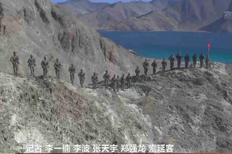 Lính Trung Quốc trên một điểm cao ở ven hồ Pangong (Ảnh: CCTV). Lính Trung Quốc trên một điểm cao ở ven hồ Pangong (Ảnh: CCTV).