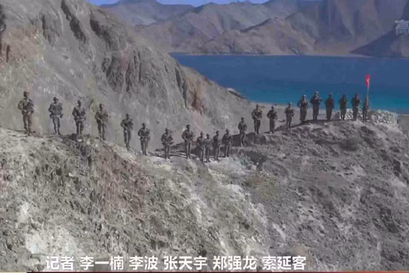 Lính Trung Quốc trên một điểm cao ở ven hồ Pangong (Ảnh: CCTV).