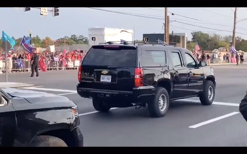 Xe chở ông Trump ra chào những người biểu tình ủng hộ ở cổng bệnh viện (Ảnh: Twitter).