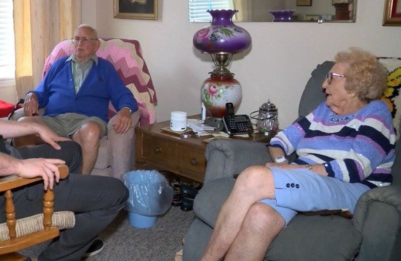 Hai cụ cùng nhau dạo chơi bằng xe điện trong viện dưỡng lão và dành thời gian trò chuyện, ở bên nhau mỗi ngày. Hai cụ cùng nhau dạo chơi bằng xe điện trong viện dưỡng lão và dành thời gian trò chuyện, ở bên nhau mỗi ngày.