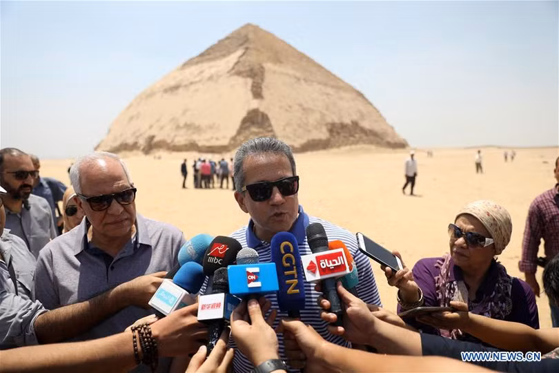 Bộ trưởng Bộ Cổ vật Khaled al-Anany nói với các phóng viên trong buổi lễ khai mạc ở sa mạc gần kim tự tháp.