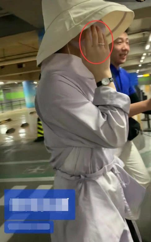 Tay cô vẫn đeo nhẫn cưới được Phùng Thiệu Phong tặng.